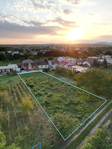 Predaj stavebného pozemku s výmerou 1287 m² v obci Zvončín s nádherným výhľadom na Karpaty